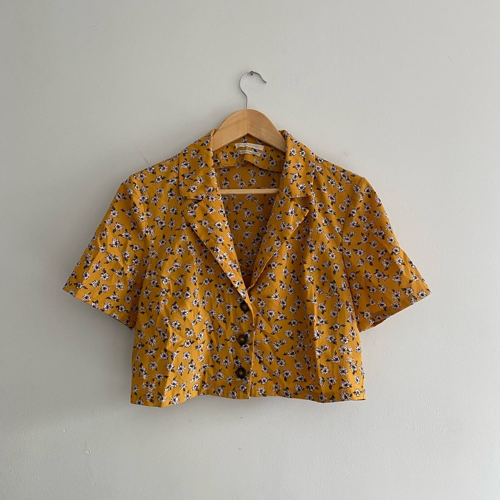 Urban outfitters yellow floral button up cropped blouse | Size Medium